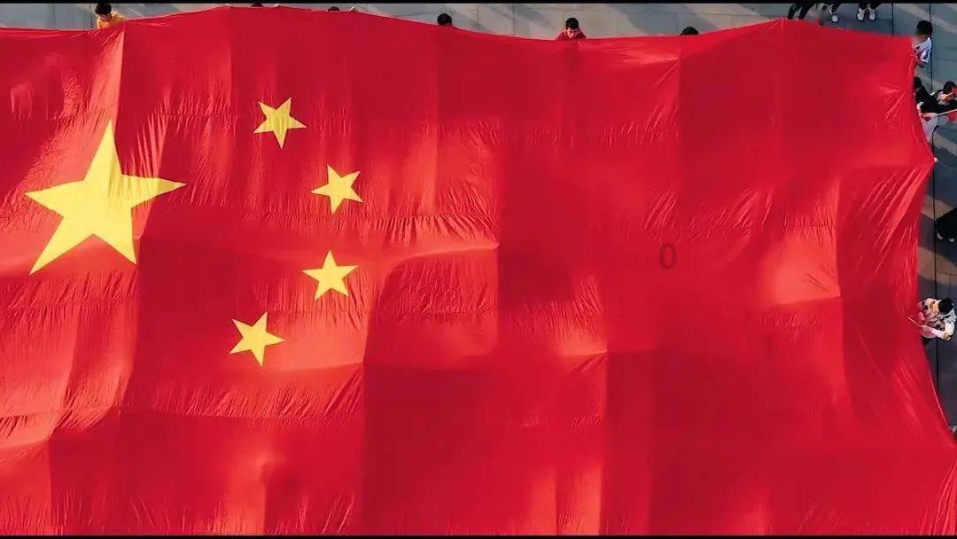 金莎孙丞潇“红毯接吻”！网友炸锅，评论区人才辈出，笑不活了